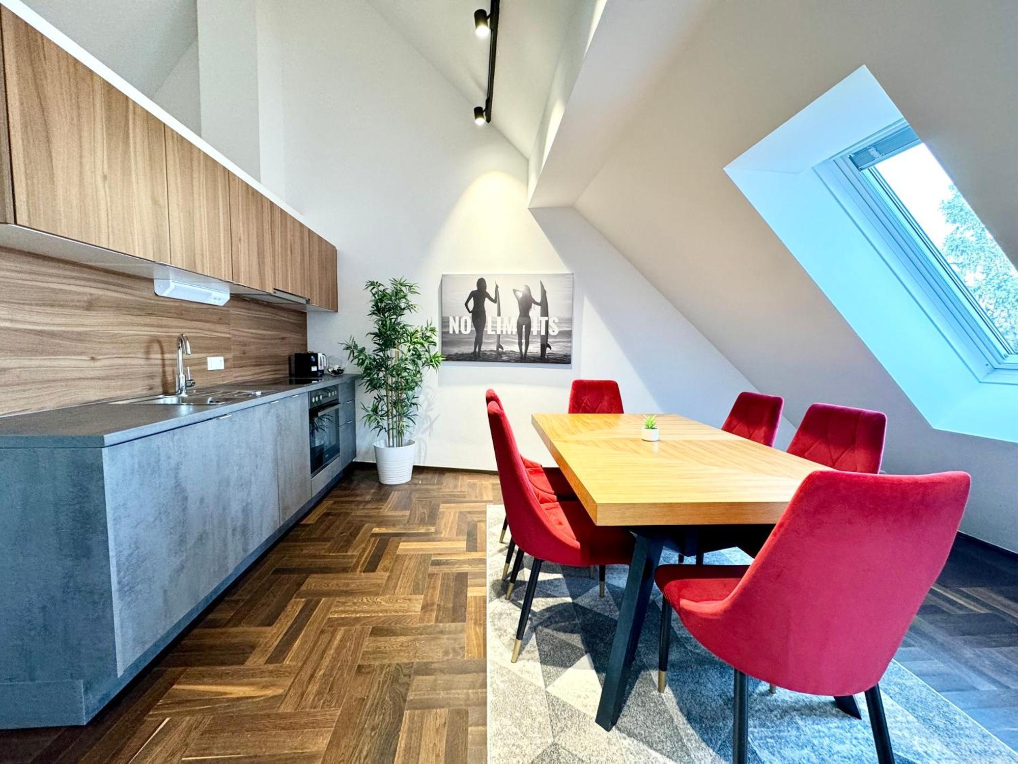 Penthouse Wien Mit Parkplatz Und Balkon Apartamento *